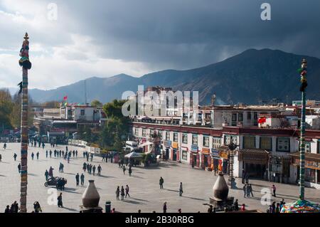 Der Abend fällt über den Barkhor, den öffentlichen Platz vor dem Jokhang-Tempel in Lhasa, Tibet, China Stockfoto