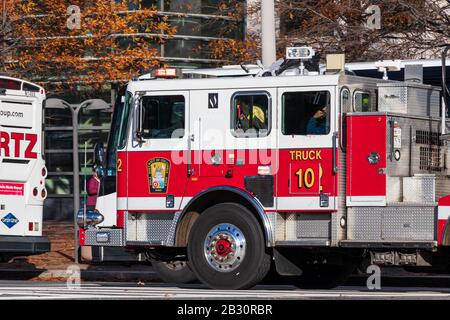 District of Columbia Fire and EMS, Ladder Truck 10, der auf Anrufe reagiert, die durch das Stadtzentrum von Washington, D.C. führen Stockfoto