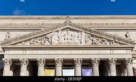 Oben im Gebäude des National Archives mit dem gravierten Text "Archive of the United States of America". Stockfoto