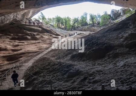 Cueva del Milodón Naturdenkmal, die Mylodon-Höhle, die sich in chilenischer Patagonie befindet, wo Überreste eines riesigen, längst aussterbenden Bodenfauls gefunden wurden. Stockfoto