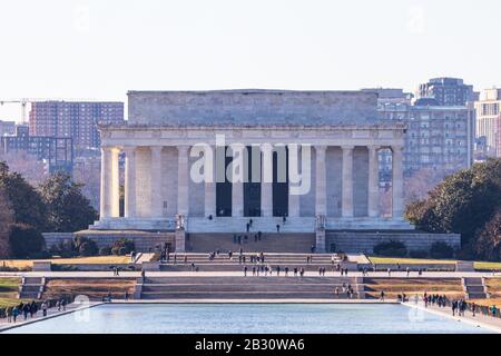 Das Lincoln Memorial aus der Ferne mit dem reflektierenden Pool vor dem sonnigen Nachmittag in D.C, Stockfoto