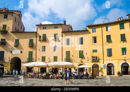 Piazza Anfiteatro, das ehemalige römische Amphitheater in Lucca, Toskana Stockfoto