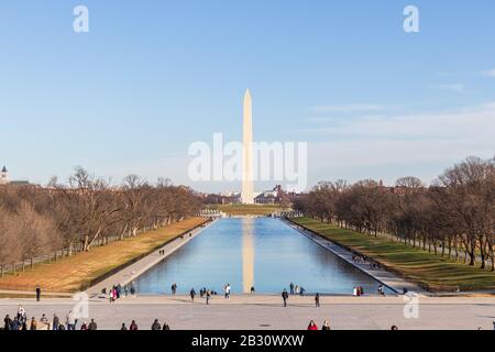 Das Washington Monument, das an einem klaren Tag von den Stufen des Lincoln Memorial aus gesehen wurde, spiegelt sich klar im reflektierenden Pool wider. Stockfoto