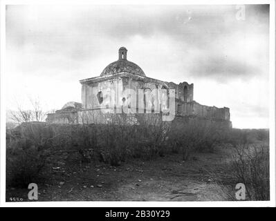 Gesamtansicht von der Rückseite der Ruine der Mission Tumacacori, in der Nähe von Tucson, Arizona, ca.1908 Stockfoto