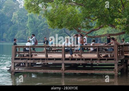 Aussichtsplattform am Yeak Laom Lake, der von einem erloschenen Vulkankrater gebildet wurde, in Ban Lung, Ratanakiri, Kambodscha Stockfoto