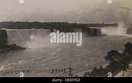 Allgemeiner Blick auf die Niagarafälle von der kanadischen Seite Stockfoto