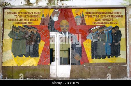 Lenin-Wandbild auf dem verlassenen sowjetischen U-Boot-Stützpunkt auf Simushir Island, Kurileninseln, Russisches Fernost Stockfoto