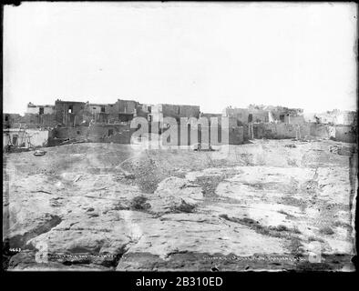 Gesamtansicht von Südwesten, der Hopi Pueblo von Oraibi, Arizona, ca.1900 Stockfoto