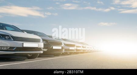 Autos in einer Reihe. Gebrauchtwagenverkauf Stockfoto