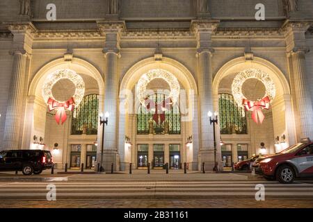 Hauptzugang zur Washington Union Station, nachts gesehen, während sie in Weihnachtskränzen dekoriert ist. Stockfoto