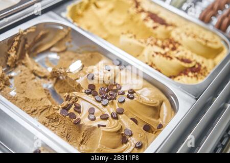Kaffee Gelato. Verschiedene Eiscreme in Rom, Italien. Italienische Gelateria. Buntes Gelato im Café. Natürlich frisches Eis. Stockfoto