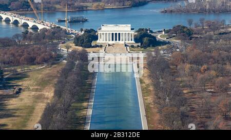 Das Lincoln Memorial, das auf dem Washington Monument zu sehen ist. Stockfoto