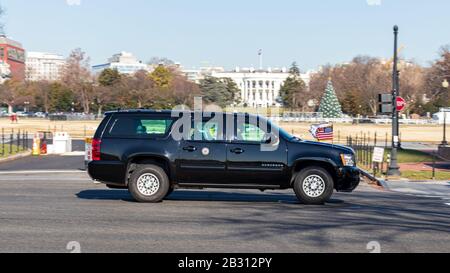 Vizepräsident Mike Pence sah, wie er in seinem Motorrad auf der Constitution Avenue fuhr, passierte im Hintergrund das Weiße Haus. Stockfoto