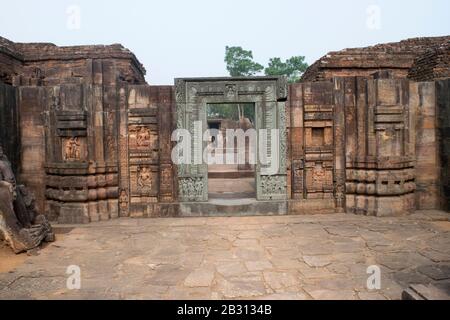 Allgemeiner Blick auf die Chlorittür des Klosters Nr. 1, 9. Jahrhundert n. Chr., buddhistische Stätte, Ratnagiri, Odisha, Indien Stockfoto