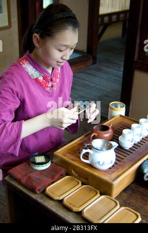 Vorbereitung einer Teezeremonie im Wu Wei Teahouse in Taichung, Taiwan Stockfoto