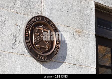 Siegel des US-Finanzministeriums an der Seite ihres Hauptquartiers in Washington, D.C. Stockfoto