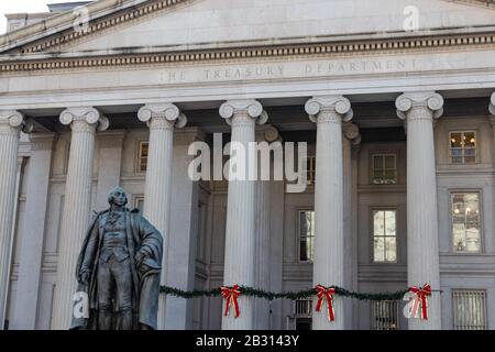 Statue von Albert Gallatin vor dem Treasury Building an der Pennsylvania Avenue in Washington, D.C.
