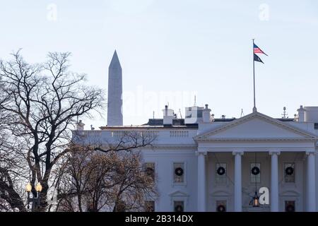 Nahaufnahme des Weißen Hauses, Nordseite an einem klaren Tag mit dem Washington Monument im Hintergrund zu sehen. Stockfoto