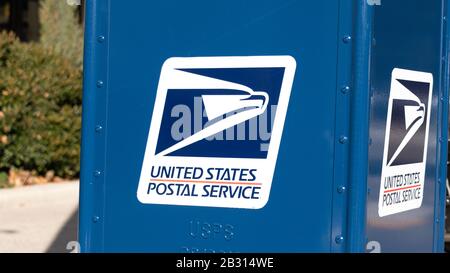 Das USPS-Logo (United States Postal Service) an der Seite einer neuen Dropbox. Stockfoto