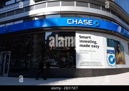 Chase Bank Filiale an einer Straßenecke, während der Mann in der Innenstadt von Washington, D.C. vorbeiläuft Stockfoto