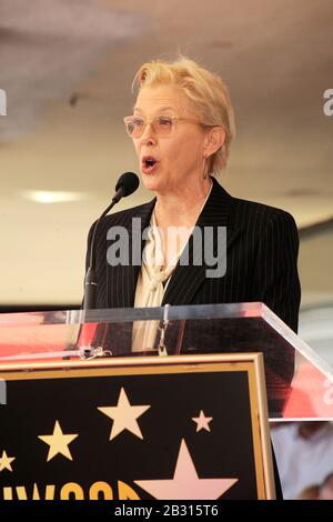 Los Angeles, USA. . März 2020. Annette Benning bei der Induktionsfeier für Star auf dem Hollywood Walk of Fame für Susan Stamberg, Hollywood Boulevard, Los Angeles, CA 2. März 2020. Foto Von: Michael Germana/Everett Collection Credit: Everett Collection Inc/Alamy Live News Stockfoto