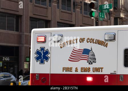 "District of Columbia Fire" und das Ems-Logo an der Seite des Rettungswagens vor Ort in der Innenstadt von Washington, D.C. Stockfoto