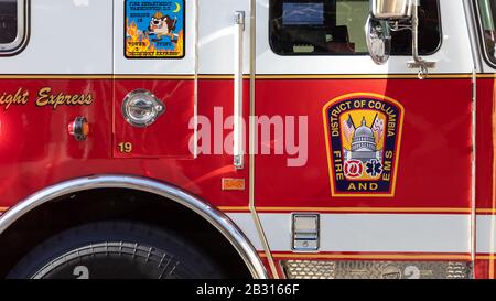 Feuerwehrabzeichen für den District of Columbia Fire und EMS an der Seite des Feuerwehrauto-Einsatzwagens "Midnight Express" in Washington. Stockfoto