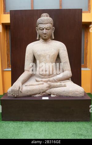 Indien, Orissa, Udayagiri, Dezember 2019, Skulptur des sitzenden Buddha in Padmasana, 9. Jahrhundert n. Chr. Stockfoto