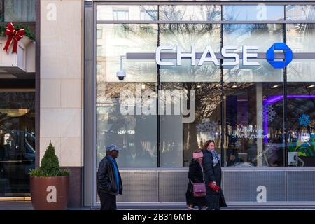 Die Leute gehen durch die Chase Bank Schild an der Vorderseite einer Bankfiliale in D.C. Stockfoto