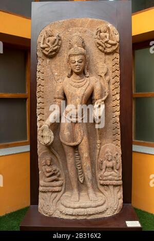 Indien, Orissa, Udayagiri, Dezember 2019, Skulptur des stehenden Avalokiteshwara, Ca. 9. Und 10. Jahrhundert n. Chr. Stockfoto