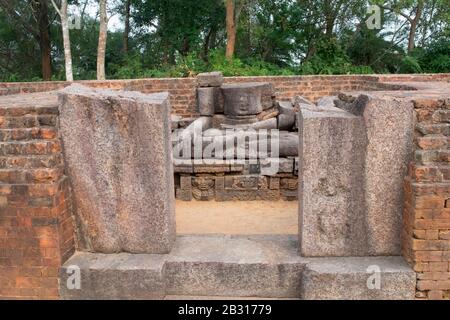 Allgemeiner Blick auf den unteren Teil des Buddha in Padmasana in einem der Räume des Klosters Nr. 3, Ca. im 9. Und 10. Jahrhundert n. Chr., Udayagiri, Orissa Stockfoto