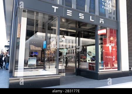 Eintritt zum Tesla Storefront im Stadtzentrum von Washington, D.C. an einem sonnigen Tag. Stockfoto