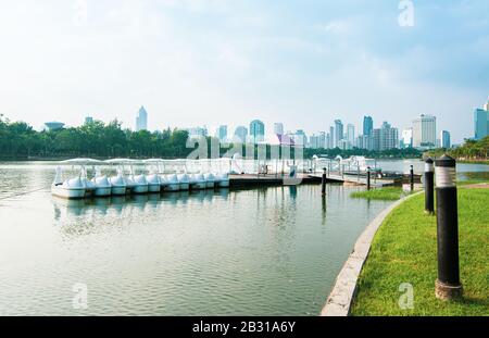 Teich mit Perlenbootpark in Entenform im öffentlichen Garten in der Mittelstadt. Stockfoto