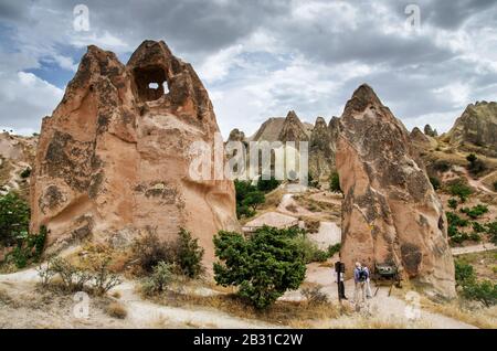 Göreme, Türkei - 23. September 2015: Ländliche Landschaft Kappadokiens. Steinhäuser von Kappadokien. Bewölkt Göreme. Ländlicher Lebensstil Kappadokiens Stockfoto