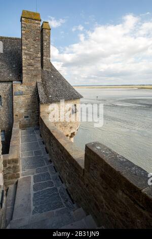 Die Stadtmauer und einer der Türme am Mont Saint Michel, Normandie, Frankreich Stockfoto