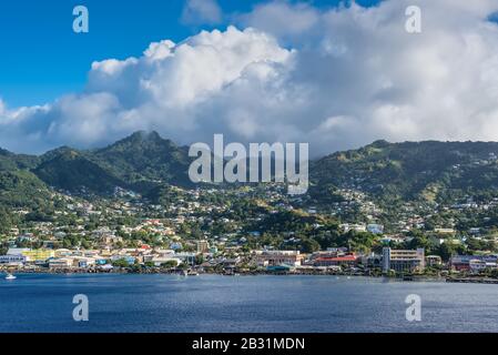 Kingstown, Saint Vincent und die Grenadinen - 19. Dezember 2018: Kingstown Panoramaaussicht vom Meer in Saint Vincent und die Grenadinen. Stockfoto