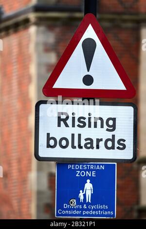 Warnhinweis für Fahrer und Radfahrer über steigende Poller und eine Fußgängerzone auf der St John's Street, Cambridge, England. Stockfoto