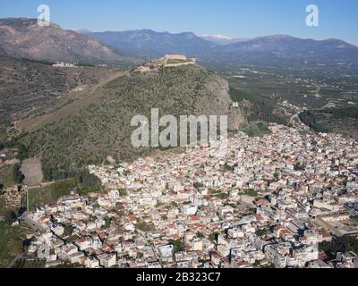 LUFTAUFNAHME. Schloss auf Larissa Hills mit Blick auf die Stadt Argos. Argolis, Peloponnes, Griechenland. Stockfoto