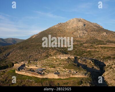 LUFTAUFNAHME. Archäologische Stätte von Mykene. In der Nähe der Stadt Mykines, Argolis, Peloponnes, Griechenland. Stockfoto