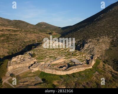 LUFTAUFNAHME. Archäologische Stätte von Mykene. In der Nähe der Stadt Mykines, Argolis, Peloponnes, Griechenland. Stockfoto