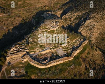 LUFTAUFNAHME. Archäologische Stätte von Mykene. In der Nähe der Stadt Mykines, Argolis, Peloponnes, Griechenland. Stockfoto