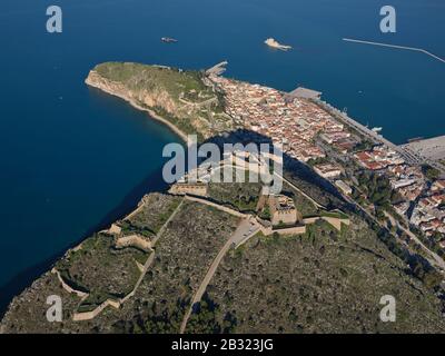 LUFTAUFNAHME. Festung von Palamidi mit Blick auf die Stadt Nafplio. Argolis, Peloponnes, Griechenland. Stockfoto