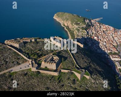 LUFTAUFNAHME. Festung von Palamidi mit Blick auf die Stadt Nafplio. Argolis, Peloponnes, Griechenland. Stockfoto