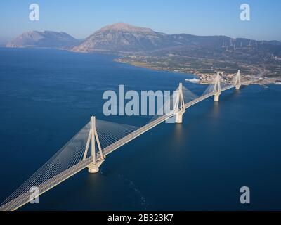 LUFTAUFNAHME. Große Hängebrücke mit Kabelgestelle, die den engsten Teil des Golfs von Korinth überquert. Zwischen den Städten Rio und Antirrio, Griechenland. Stockfoto