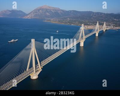 LUFTAUFNAHME. Große Hängebrücke mit Kabelgestelle, die den engsten Teil des Golfs von Korinth überquert. Zwischen den Städten Rio und Antirrio, Griechenland. Stockfoto