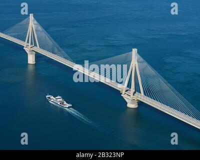 LUFTAUFNAHME. Große Hängebrücke mit Kabelgestelle, die den engsten Teil des Golfs von Korinth überquert. Zwischen den Städten Rio und Antirrio, Griechenland. Stockfoto