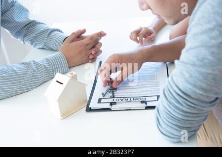 Fehlgeschlagene Geschäftsabmachung, unglückliches junges Paar kann keine Kredite oder Geld aus dem Unterschreiben des Kontakts mit Immobilienmakler erhalten. Stockfoto