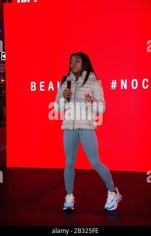 New York, Vereinigte Staaten. März 2020. Olympia-Turnerin Simone Biles erscheint am Times Square für die "SK-II Beauty Campaign" in New York City. Credit: Sopa Images Limited/Alamy Live News Stockfoto