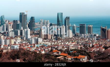 4. März 2020, Shandong, Shandong, China: Shandong, CHINA - Das Stadtbild von Qingdao, Shandong Provinz. Diese Küstenstadt hat die blauen Wellen, die das Meer abstreiften, die Möwen, die am Meer wohnen, den Strand voller Sonnenschein, die europäische Architektur, die Geschichte und Kultur trägt, die Landschaft ist einzigartig und wunderschön. (Kreditbild: © SIPA Asia via ZUMA Wire) Stockfoto