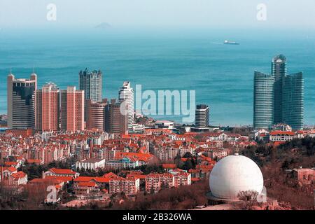 4. März 2020, Shandong, Shandong, China: Shandong, CHINA - Das Stadtbild von Qingdao, Shandong Provinz. Diese Küstenstadt hat die blauen Wellen, die das Meer abstreiften, die Möwen, die am Meer wohnen, den Strand voller Sonnenschein, die europäische Architektur, die Geschichte und Kultur trägt, die Landschaft ist einzigartig und wunderschön. (Kreditbild: © SIPA Asia via ZUMA Wire) Stockfoto